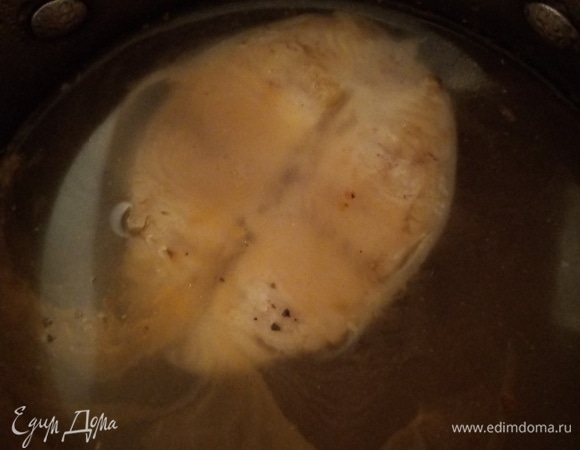 Стейк сома натереть смесью из соли, сушеного розмарина, лемонграсса, чабреца, душистого перца, куркумы и орегано. Накрыть и оставить на 15 мин. В кастрюлю влить 4 л воды, добавить лавровый лист, душистый перец горошком, пажитник, черный перец горошком, веточку сушеной петрушки, сушеного укропа, небольшую луковицу. Когда вода закипит, положить в кастрюлю стейк сома и варить 20 мин на слабом огне.