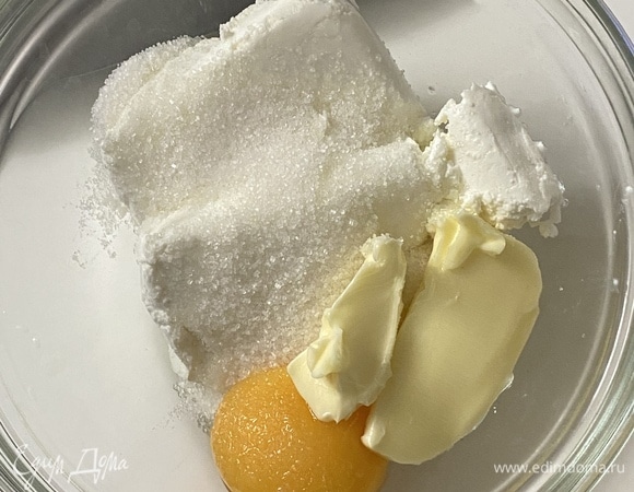 Начинаем приготовление сочников с начинки. Ее нужно сделать заранее, это важно. Творог (можно взять любой по вкусу) протереть через сито, добавить желток, сахар, мягкое масло и пробить блендером до однородности. Добавить муку, ванилин и хорошо вымешать. Накрыть пленкой в контакт и убрать на ночь в холодильник.
