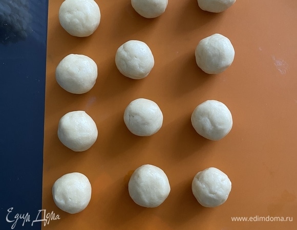 Приготовим тесто. Масло взбить миксером до пышности, добавить сметану, еще раз взбить. Просеять муку и соединить с масляной смесью, быстро вымешать однородное тесто. Завернуть тесто в пленку и убрать в холодильник на 1 час. Затем разделить на равные части, скатать шарики размером с грецкий орех. У меня получилось 17 шариков по 25 г.
