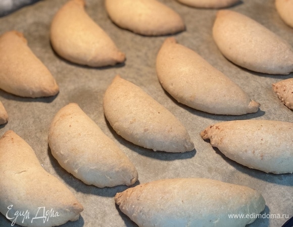 Выпекать 25 минут, до легкого румянца.