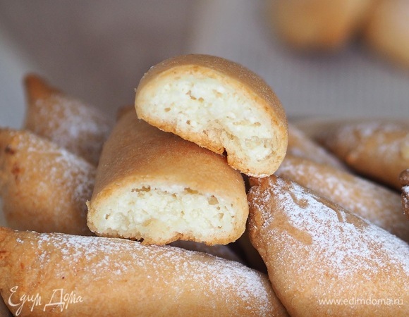 Готовые сочники переложить на блюдо и посыпать сахарной пудрой.