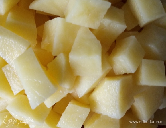 Нарезать кубиками картофель и опустить в бульон. Добавить 2 лавровых листа.