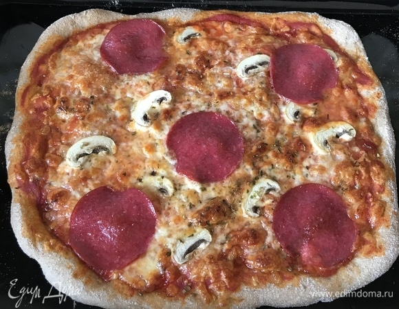 Поставить в духовку и выпекать до готовности, примерно 10–12 минут. Но вы ориентируйтесь по своей духовке. Пока печется одна пицца, я уже подготавливаю противень со второй.