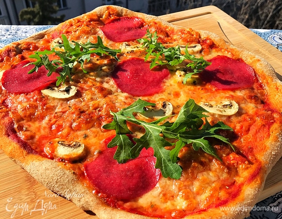 Из этого количества теста и начинки у меня получаются две довольно большие пиццы.