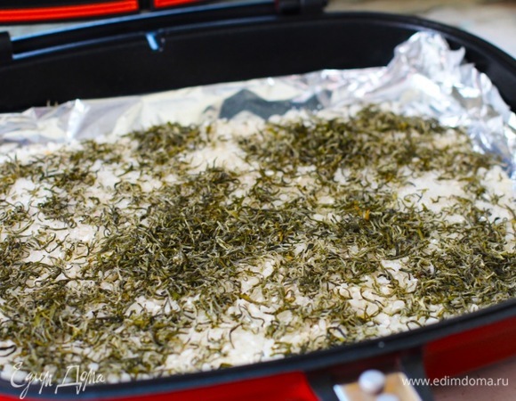 Чай (3 ст. л. с горкой), рис и сахар — это импровизированное топливо для копчения. Я коптила в двухсторонней герметичной сковороде. Нагреваем плиту до среднего жара. Выстилаем дно сковороды фольгой, свернутой в 3 раза. На дно высыпаем рис, на рис — сахар. Сверху посыпаем чайным листами. Опять застилаем фольгой в 2 слоя.