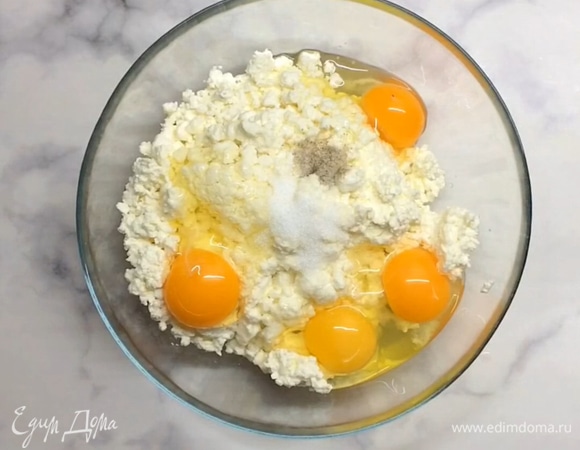 В блендер выкладываем творог, яйца, сахар (или сахарозаменитель) и перемешиваем до однородной массы. Чтобы она стала нежнее, а в твороге было меньше комочков, не жалейте времени. Взбивайте несколько минут.