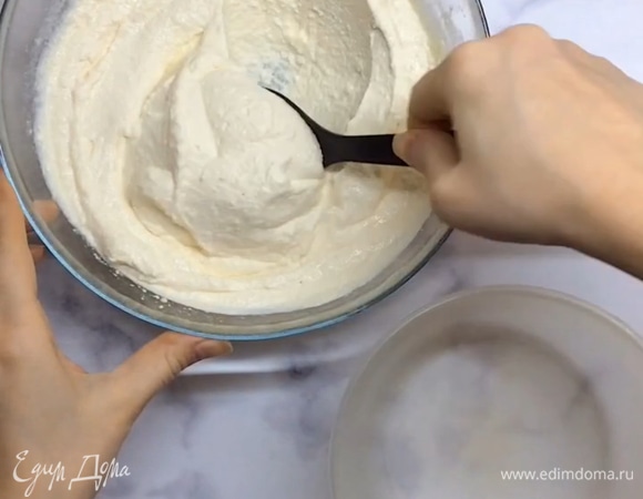 Перекладываем в отельную тарелку 1/3 массы. В большую часть (2/3) добавляем кукурузный крахмал, хорошо перемешиваем или пробиваем блендером. В меньшую часть массы (1/3) добавляем какао и молоко и вновь пробиваем блендером или хорошо перемешиваем.