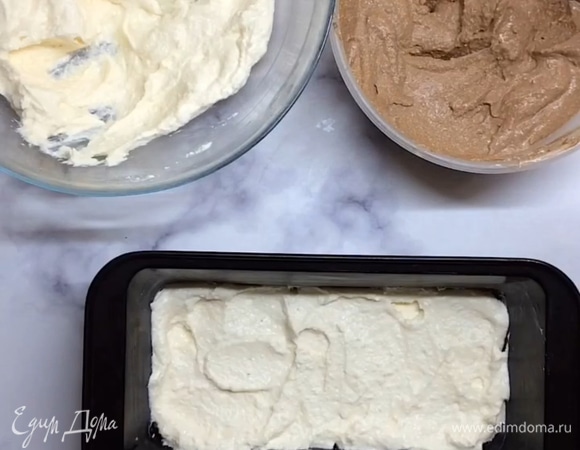 Смазываем сливочным маслом форму и слоями выкладываем творожную массу. Сначала — светлый слой.