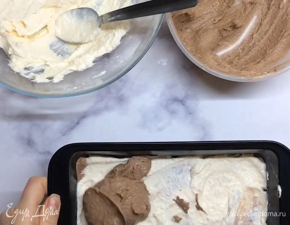 Затем — темный слой. Повторяем до тех пор, пока творожная масса не закончится.