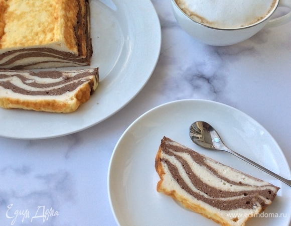 Ждем появления румяной корочки сверху и достаем из духовки. Остужаем, чтобы запеканка хорошо вышла из формы, и подаем к столу. Приятного аппетита!