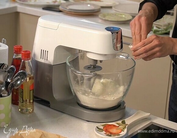 Муку просеять, всыпать в чашу комбайна и смешать с кокосовой стружкой, разрыхлителем и содой, затем, продолжая перемешивать, добавить соль, сахар и ванильный экстракт.