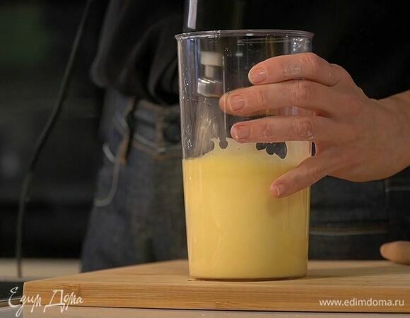 Оливковое масло и яйца взбить в отдельной посуде.