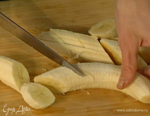 Бананы почистить, нарезать небольшими кусочками, добавить к яично-масляной смеси и взбить все в пюре.