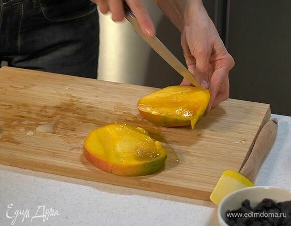 Манго почистить и нарезать кубиками.