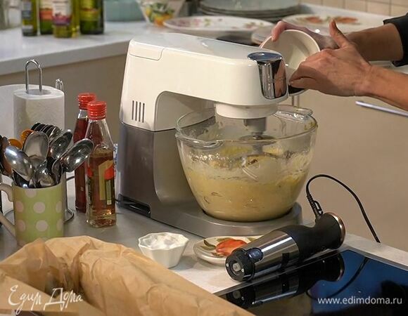 К муке добавить банановую смесь, кусочки манго, цедру лайма и вяленую клюкву, вымешать однородное тесто.