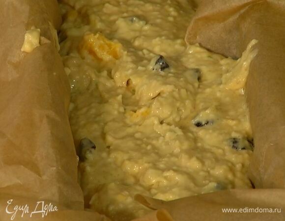 Форму для кекса застелить бумагой для выпечки, выложить тесто, равномерно распределить и выпекать в разогретой духовке 40–50 минут.