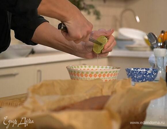 Приготовить глазурь, перемешав сок лайма с сахарной пудрой.