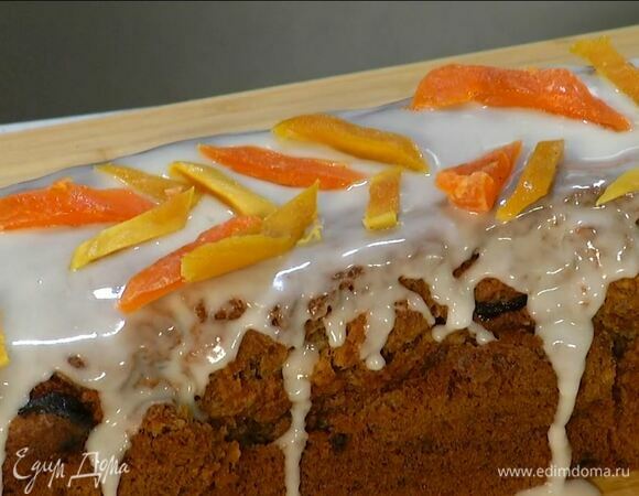 Готовый кекс остудить, покрыть глазурью, украсить нарезанными цукатами.