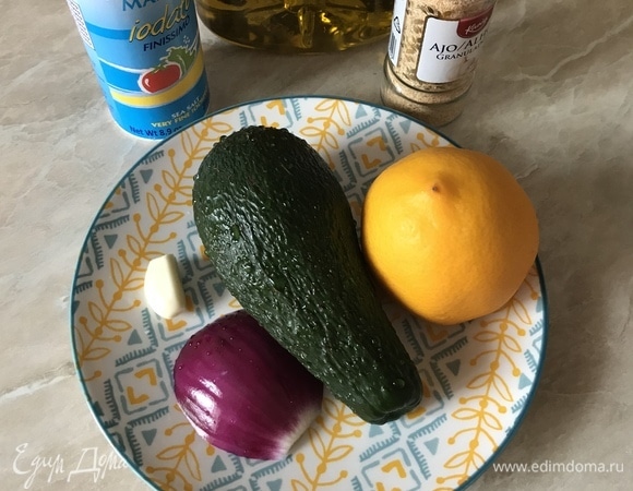 Сначала надо отварить яйцо и приготовить пасту из авокадо. Паста из авокадо прекрасно хранится 1–2 дня в холодильнике, поэтому я ее делаю заранее.