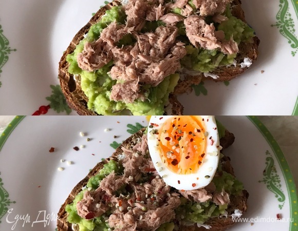 Затем сверху распределяем рыбу и кладем половинку вареного яйца.