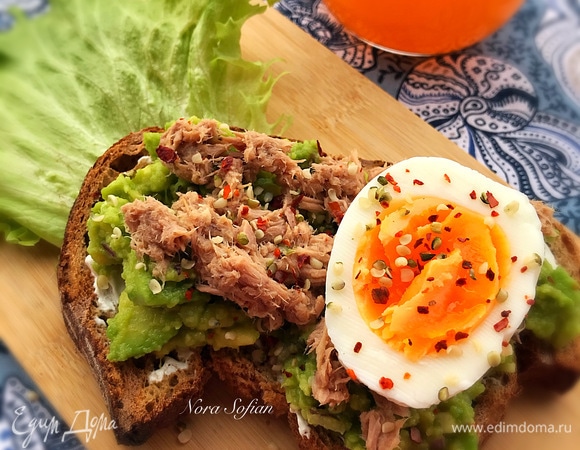 Посыпаем семенами конопли и чили по вкусу.