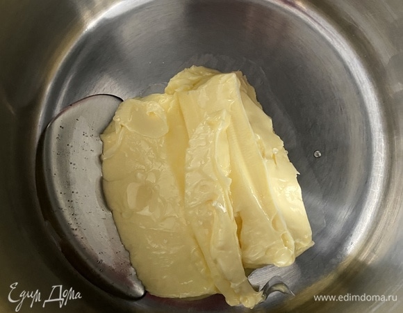 Масло прогреть в сотейнике на среднем огне с медом до полного его растворения. Соду погасить в кипятке и добавить к маслу, размешать. Масса будет немного пениться.