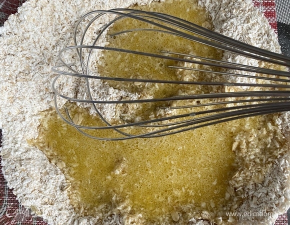 К мучной смеси добавить масляную и хорошо вымешать массу лопаткой.