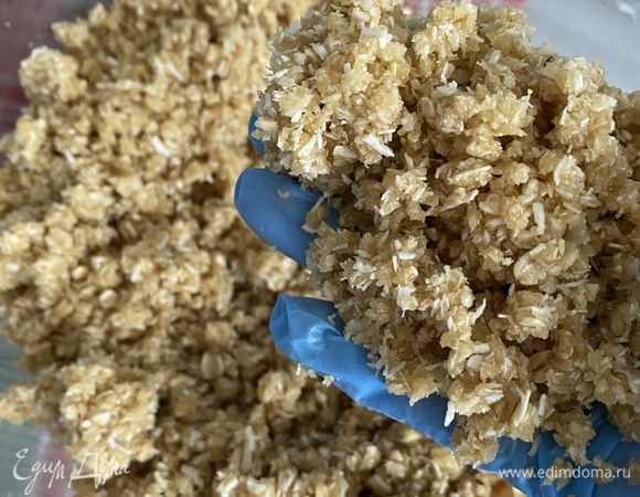 Получается довольно густое суховатое тесто, которое очень сложно лепится. Можно попытаться слепить печенье и выложить горкой на противне, получатся хрустящие печеньки.