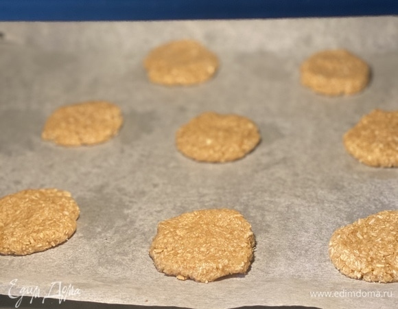 Я добавила 2 ст. л. теплой воды, тесто сразу становится мягким, из него прекрасно лепятся печеньки. Скатать шарики, приплюснуть и разложить на противне, застеленном пергаментом, на расстоянии друг от друга.
