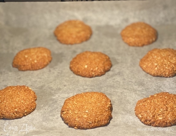 Духовку разогреть до 180°C. Выпекать печенье 8 минут. Остудить на противне, потом снять, посыпать сахарной пудрой и подавать.