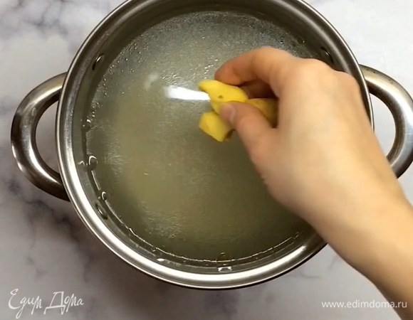 Варим куриный бульон, процеживаем, убираем курицу. В бульон выкладываем очищенный имбирь и лайм кусочками или сок лайма, варим 15 минут.