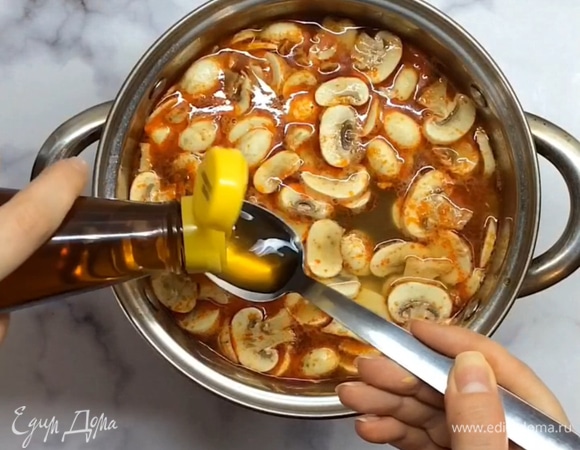 Выкладываем в бульон нарезанные шампиньоны, размороженные и очищенные креветки, рыбный соус, перемешиваем и варим около 2–3 минуты.