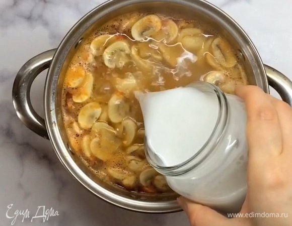 Добавляем кокосовое молоко, пробуем на соль (рыбный соус соленый, и в пасте также есть соль).