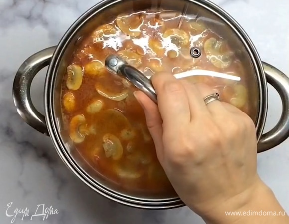 Выключаем огонь и выкладываем нарезанные пополам помидоры черри, нарезанный красный перец. Накрываем крышкой и даем постоять 10–15 минут.