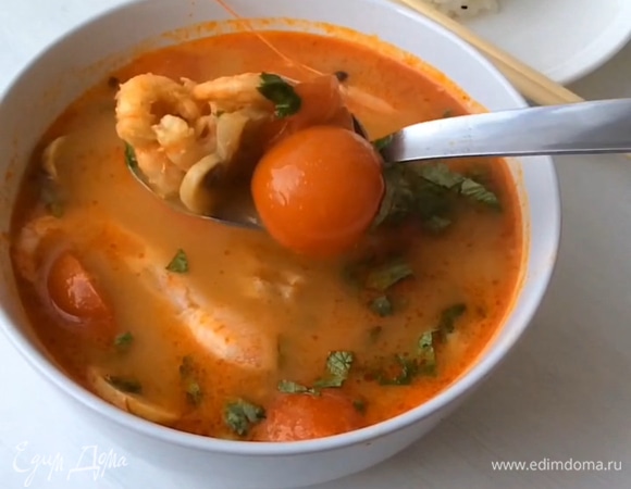 Готовое блюдо раскладываем по тарелкам, украшаем креветками и нарезанной кинзой. Очень вкусно подавать с отварным рисом. Приятного аппетита!