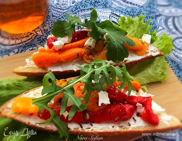 По вкусу добавить кусочки мягкого сыра, перец чили, орегано и руколу.