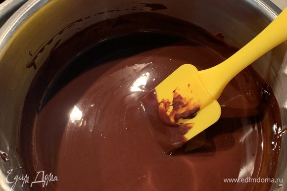 Растопите шоколад со сливочным маслом на водяной бане. Помешивайте, чтобы не пригорело.