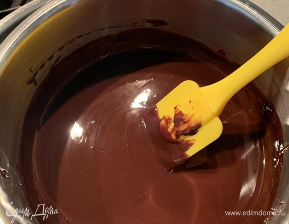 Растопите шоколад со сливочным маслом на водяной бане. Помешивайте, чтобы не пригорело.
