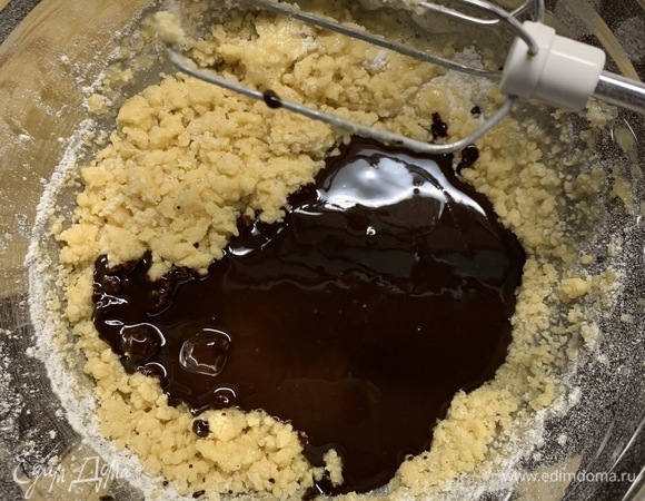 Взбейте яйца с сахарной пудрой. Просейте муку через сито и добавьте к яйцам. Соду погасите лимонным соком. Добавьте к тесту шоколад и соду. Замесите тесто.