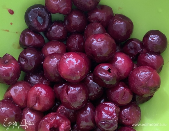 Вишню разморозьте и залейте коньяком. Оставьте постоять минут на 15. Слейте жидкость и обваляйте ягоды в крахмале.