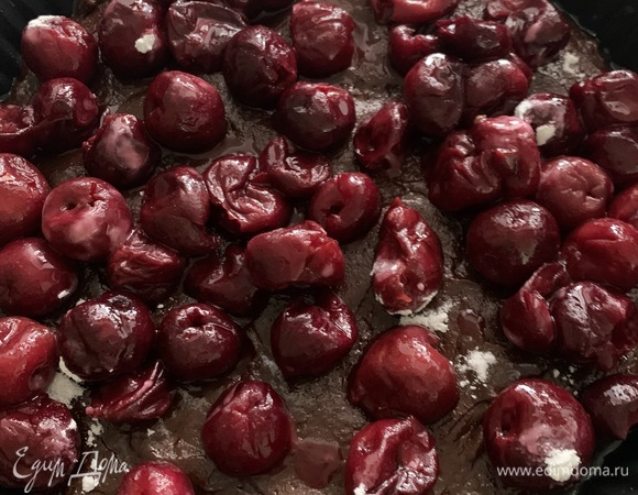 Форму для запекания смажьте растительным маслом. Вылейте в форму немного теста, выложите вишню и сверху — оставшееся тесто с вишней.