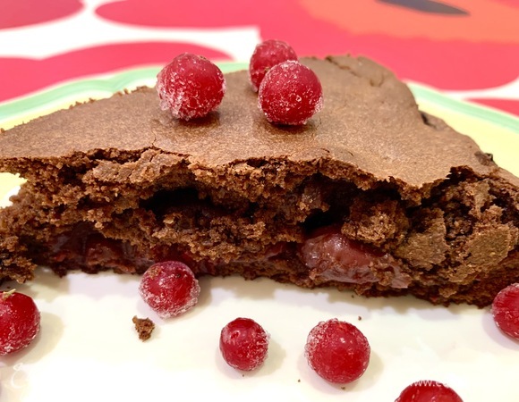 Запекайте пирог в духовке около 40 минут при температуре 180°C. Когда остынет, выложите на тарелку и подавайте. Приятного чаепития!