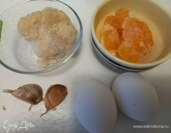 Подготовим ингредиенты. Цветная капуста и тыква у меня замороженные, но можно использовать и свежие, в таком случае лучше отмерить чуть менее, чем по 50 г каждого. Чеснок почистить и мелко нарезать или выдавить через пресс.