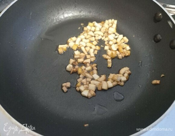В маленькую сковороду налить небольшое количество подсолнечного масла и обжарить чеснок до золотистого цвета около 2–3 минут.
