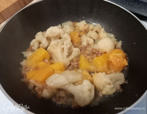 Тушить, пока не растает лед и овощи не станут мягкими (примерно 4 минуты). Снимаем крышку.