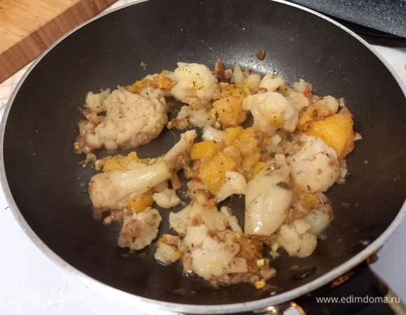 Пока выпаривается лишняя жидкость, добавим к овощам специи: соль, перец и хмели-сунели. Можно заменить или добавить и другие специи. Обжариваем еще 2 минуты, пока жидкость вся не испарится.