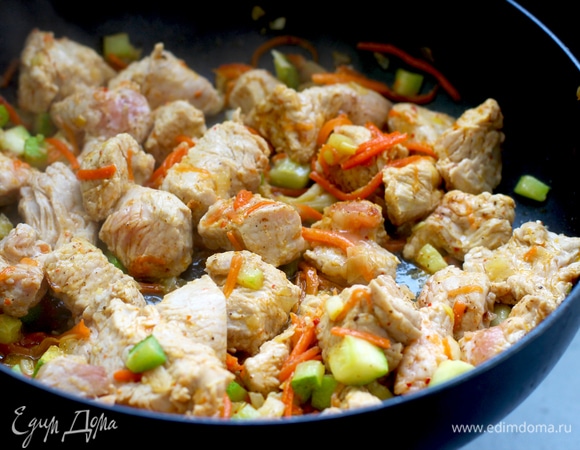 Обжарьте овощи на сковороде около 10 мин.