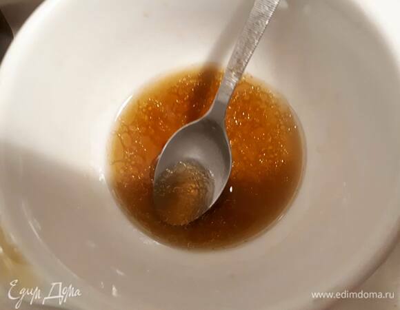 Смешайте кунжутное масло, рыбный соус и уксус.