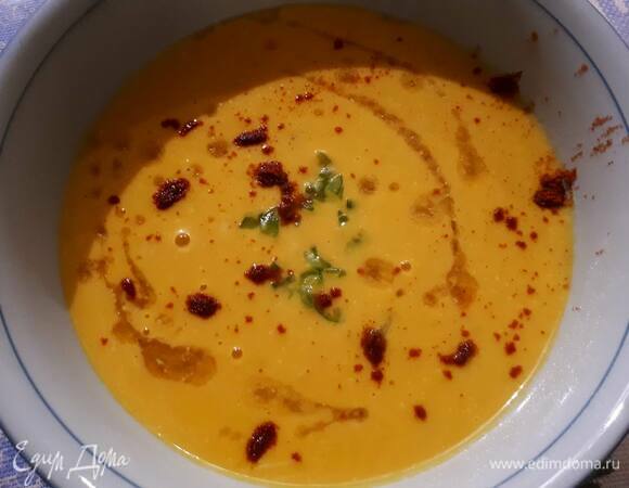 Разлейте суп по тарелкам, влейте немного соуса, добавьте нарезанный перец чили и посыпьте паприкой.