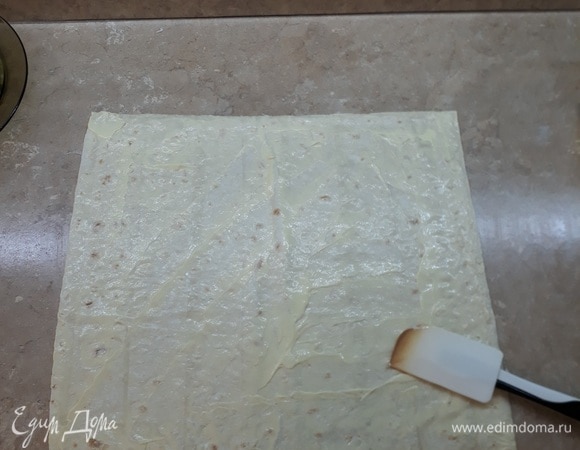 Лаваш нужен некруглый. Размер моего — примерно 35 х 35. Нанести на лист лаваша тонким слоем майонез. Обращаю внимание: большое количество майонеза испортит лаваш!